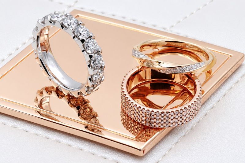 alliances femme serties et pavées de diamants