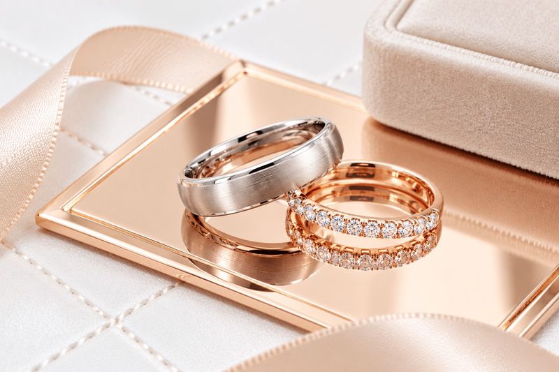 alliances de couple, homme en or blanc brossé et femme en or rose et diamants