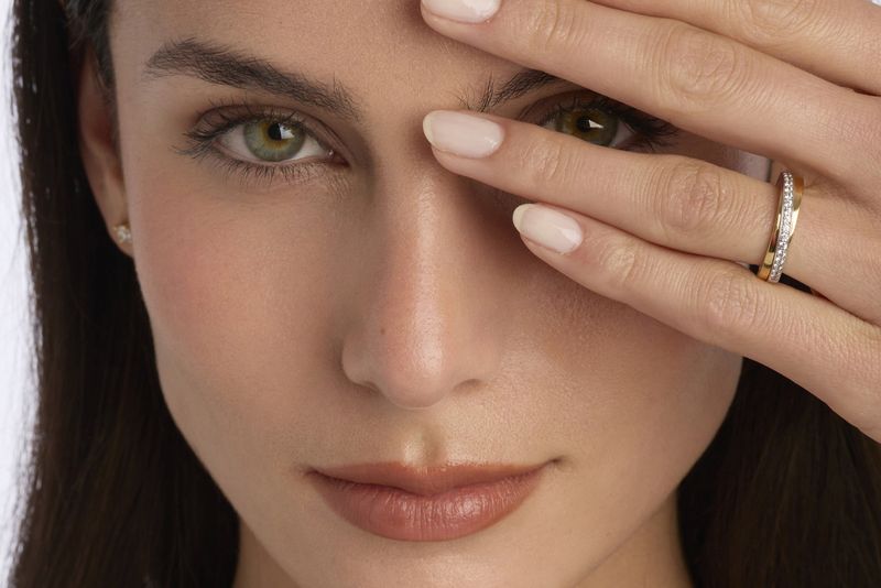 femme portant une alliance bicolore pavée de diamants