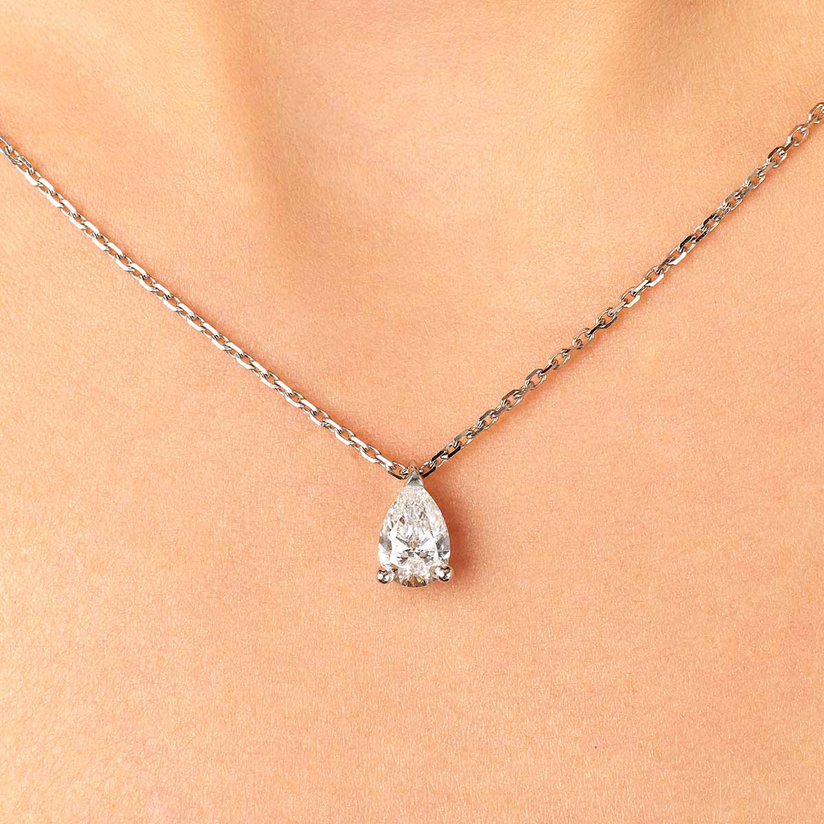 maeva-po-pendentifs-diamants--serti-griffes-or-blanc-750-
