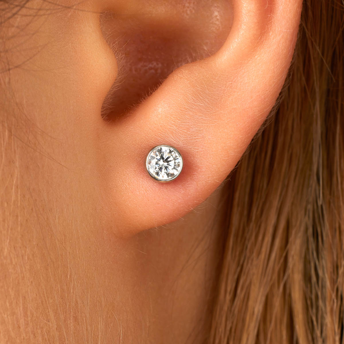 amelia-boucles-d'oreilles-diamants-serti-clos-or-blanc-750-