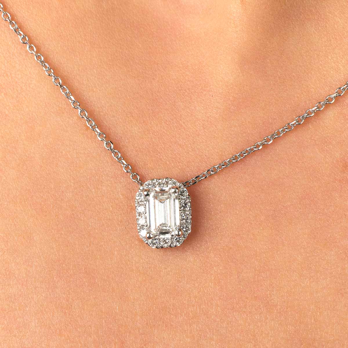 laure-pendentifs-diamants--entourage-or-blanc-750-